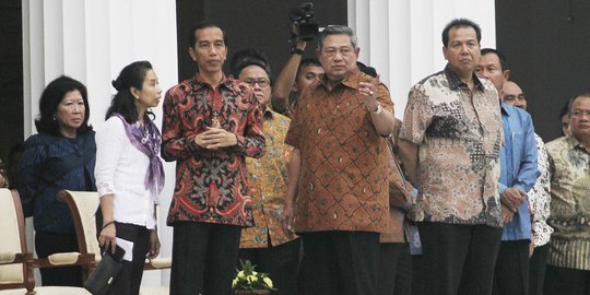 Kompak berbatik, Presiden Jokowi terima SBY di teras Istana