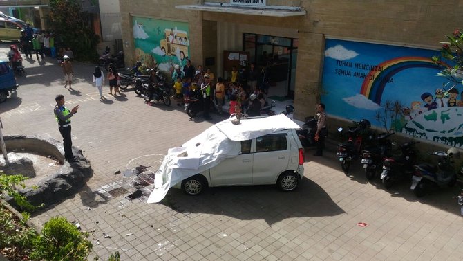 mobil terjun bebas di sekolah