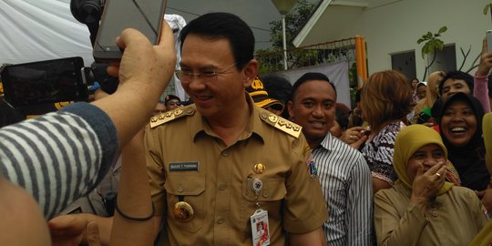 Tak mau diliput, Ahok sambangi warga yang sakit di Jatinegara