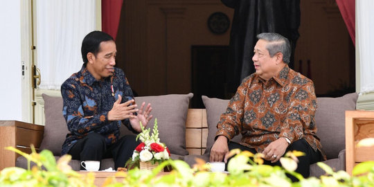 Momen kemesraan Jokowi-SBY di beranda Istana Negara