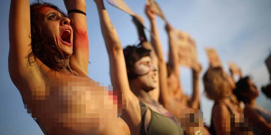 Aksi telanjang dada warnai Hari Perempuan Internasional di Brasil