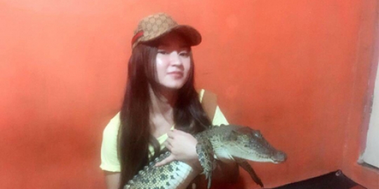 Foto gendong buaya, pedangdut cantik ini tuai kontroversi