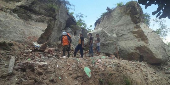 Takut longsor susulan, warga was-was batu besar di Gunung Buthak