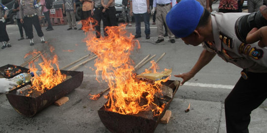 11 Kg sabu dihancurkan, 140 Kg ganja dibakar di kantor polisi Medan