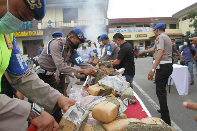 140 kg ganja dibakar di kantor polisi medan