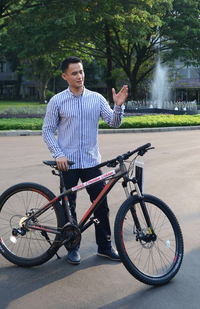 choky sitohang menerima sepeda dari jokowi
