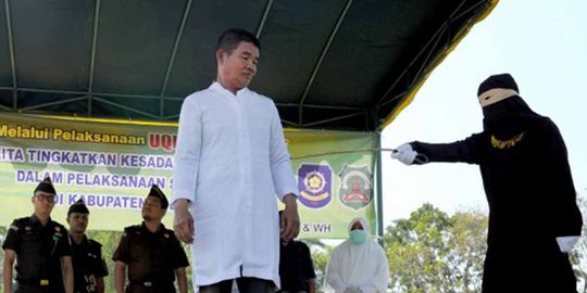 Berjudi, dua pria Buddha ini dihukum cambuk di Aceh