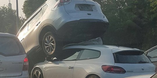 Tabrakan di Tol JORR Bintaro arah Pondok Indah, Nissan tindih VW