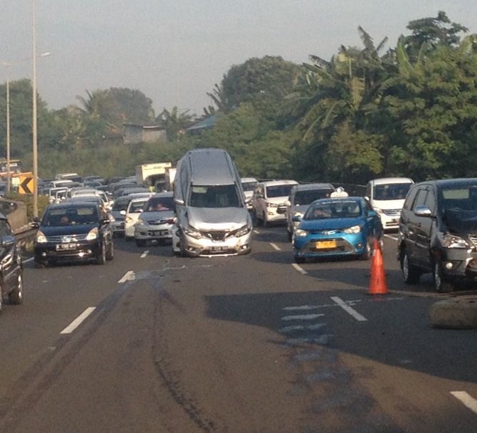 kecelakaan vw nissan di tol jorr