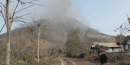 Gunung Sinabung terus erupsi, zona merah terus diberlakukan