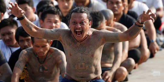 Ritual mengisi kekuatan tato suci dari Buddha