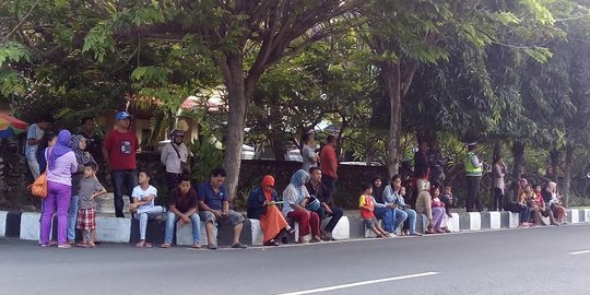 Ratusan warga Bali penuhi jalanan antar kepulangan Raja Salman