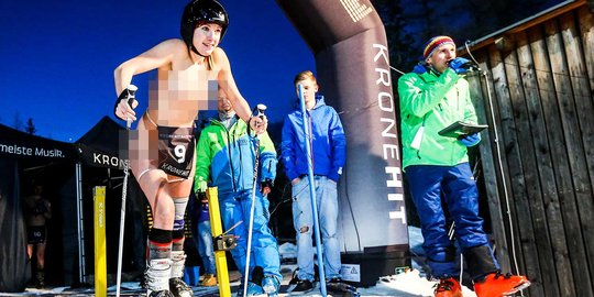 Ajang nekat meluncur tanpa busana di Naked Slalom Skirace