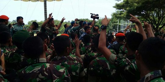 Tentara gelar dangdutan usai rombongan Raja Salman tinggalkan Bali