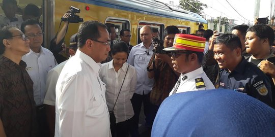 Akhir pekan, Rini & Budi jalan-jalan pantau MRT dan kereta bandara