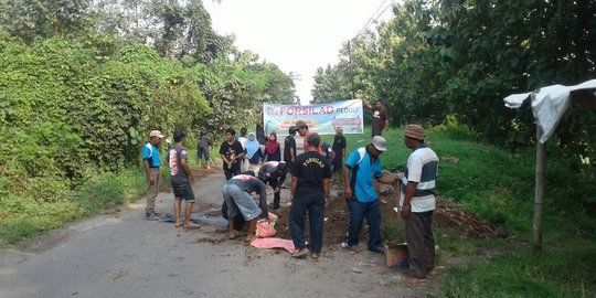 Aduan dicueki Pemkab Jombang, warga kerja bakti perbaiki jalan rusak