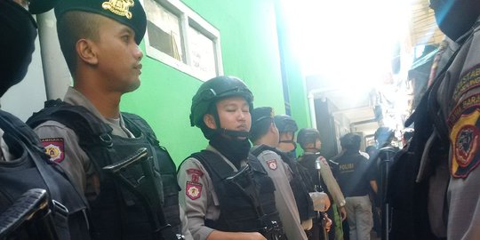 Terkait bom Panci, polisi geledah rumah warga di Sukahaji Bandung