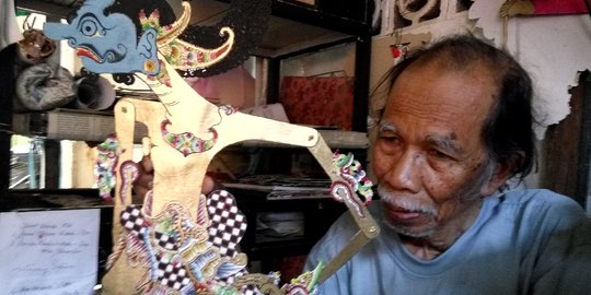 Kisah Tertib Suratmo pengrajin wayang karton