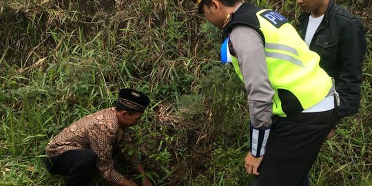 Operasi Candi di Karanganyar, pelanggar lalin dihukum tanam pohon