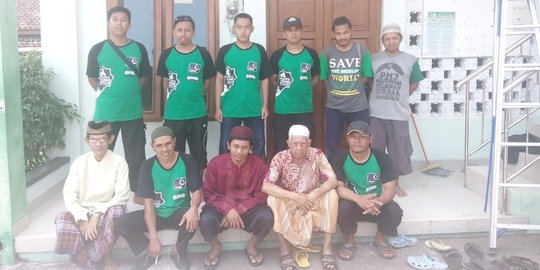 Keren, pemuda-pemuda di Yogya ini sukarela bersihkan masjid-masjid