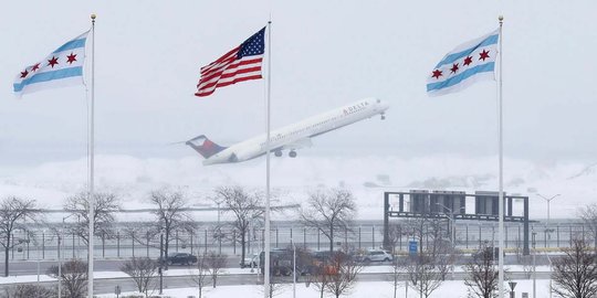 Pesawat di AS nekat lepas landas saat terjangan badai salju