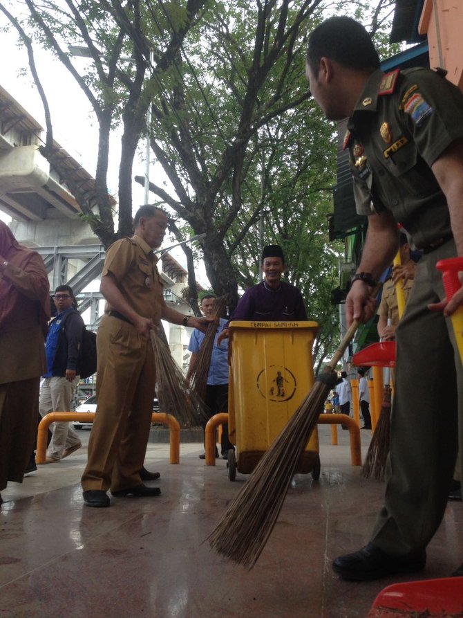 pns palembang dihukum bersih bersih jalan