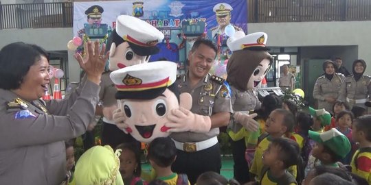 Lewat badut & boneka jari tangan, polisi ajari anak TK tertib lalin