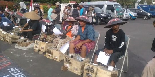 Demo tolak Semen Rembang di Monas, warga cor kaki