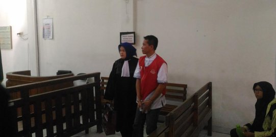 Terlibat narkoba, Wakapolsek Balongbendo menangis di persidangan