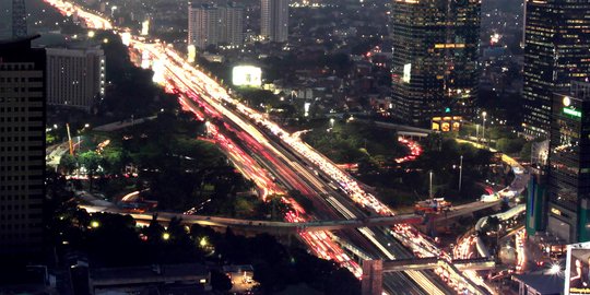 Memantau perkembangan proyek Simpang Susun Semanggi dari udara