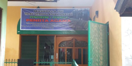 Polisi & Pol PP akan turunkan spanduk larang salatkan penista agama