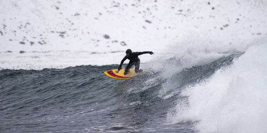 Ekstremnya surfing di Laut Arktika bersuhu -2 derajat celsius