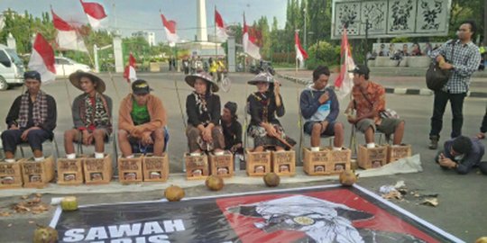 Aksi cor kaki di Monas tak bubar sebelum Jokowi tutup semen Rembang