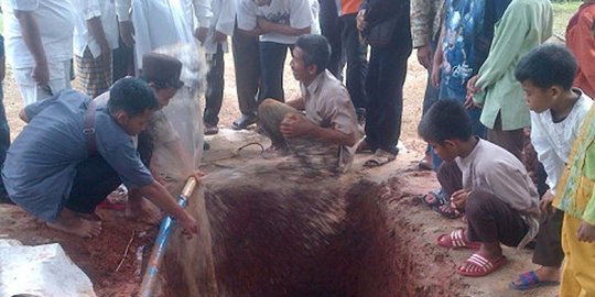 Terus keluar air, makam KH Hasyim Muzadi dipindahkan