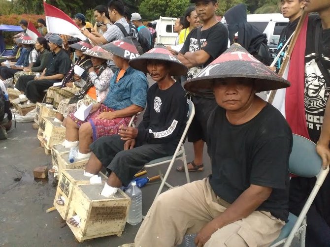 demo tolak semen rembang di monas warga cor kaki