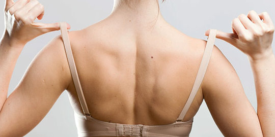 Ukuran payudara yang terlalu besar bikin sakit punggung menyerang?