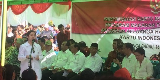 Dampingi Presiden, Menko PMK bagikan KIP dan KIS di Kalimantan Barat