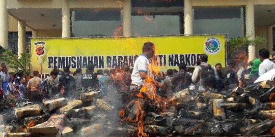 Ratusan kilogram narkoba senilai Rp 24 miliar dibakar Polda Jabar