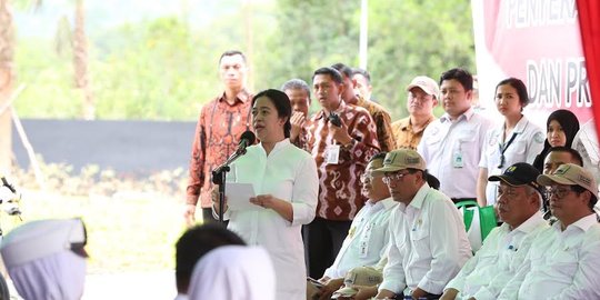 Presiden Jokowi dan Menko PMK bagikan KIP dan KIS di Sambas