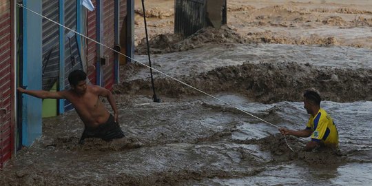 Momen mendebarkan dan mengerikan saat banjir bandang hantam Peru