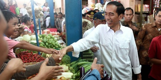 Jokowi borong 10 kg timun dan makan nasi Padang di Pasar Hongkong