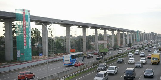 Memantau progres pembangunan jalur LRT di Cibubur