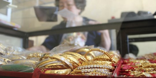 Wanita 53 tahun curi emas untuk beli hadiah berondongnya saat kencan