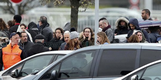 Suasana mencekam di bandara Paris usai insiden penembakan