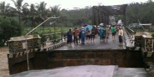 Oprit jembatan Bobotsari-Rembang ambruk, satu mobil nyebur ke sungai