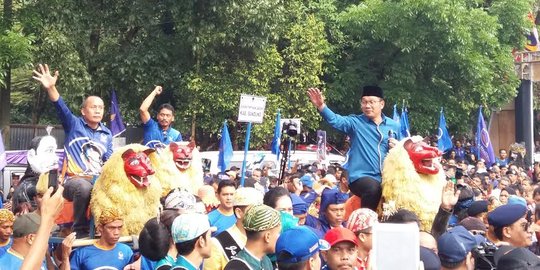 Tiba di lokasi deklarasi NasDem, Ridwan Kamil naik sisingaan