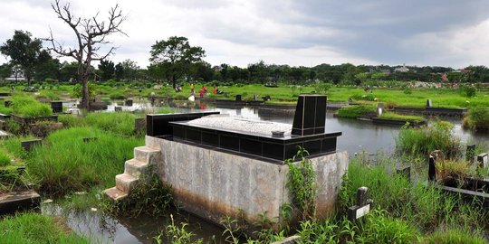 Makam bertingkat di TPU Tanah Kusir