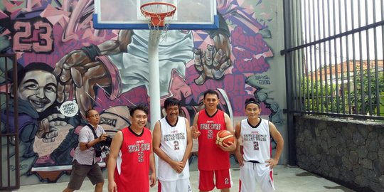 Saat Ahok bertanding basket dan menang lawan Djarot