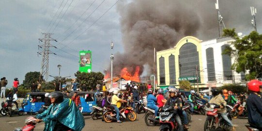 Kebakaran terjadi di samping Plaza Trophy Senen