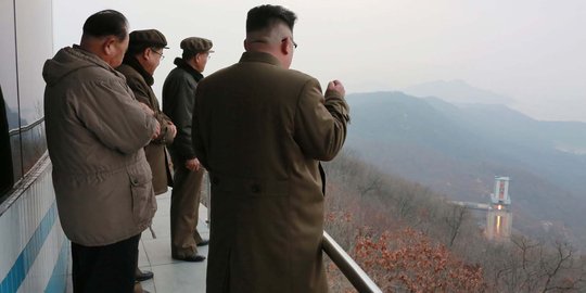 Semringah Kim Jong-un usai sukses uji coba mesin rudal